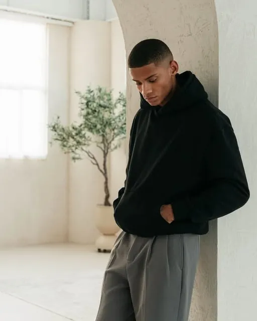 Άντρας με μαύρο hoodie