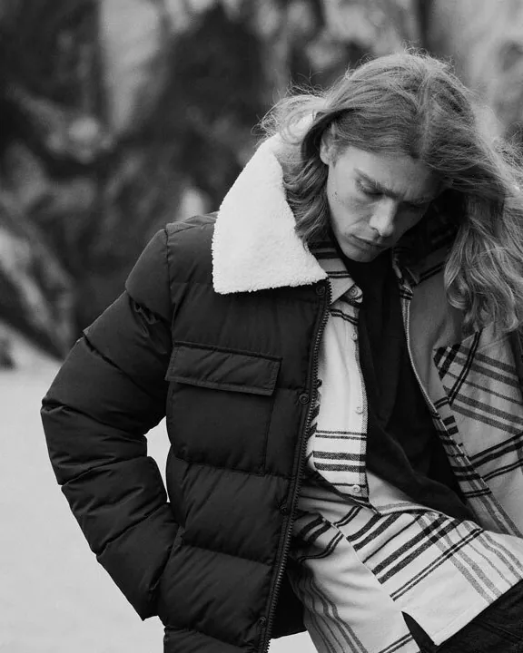 Μαύρο puffer μπουφάν με γούνινο γιακά